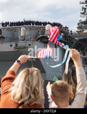 San Diego, United States. 29th Nov, 2022. U.S. Navy sailors wave from the flight deck of the America-class amphibious assault ship USS Tripoli and friends and family welcome them home at Naval Base San Diego, November 29, 2022 in San Diego, California. The Tripoli returned to homeport following a seven-month maiden deployment to the Indo-Pacific. Credit: MC2 Brett McMinoway/Planetpix/Alamy Live News Credit: Planetpix/Alamy Live News Stock Photo