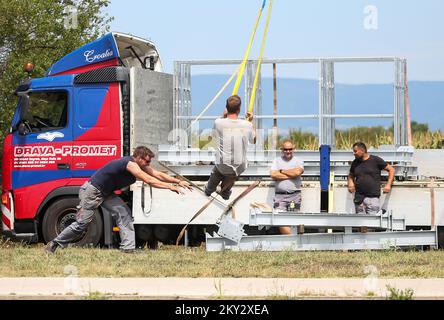 The workers decided to use part of the break to swing on the ropes in Zagreb, Croatia on August 1, 2022. Photo: Zeljko Hladika/PIXSELL Stock Photo