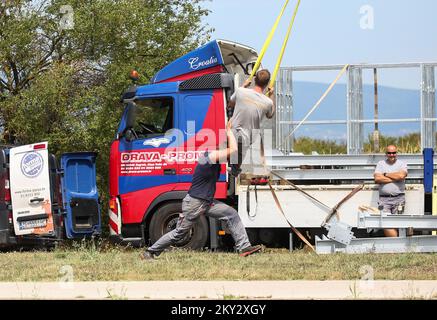 The workers decided to use part of the break to swing on the ropes in Zagreb, Croatia on August 1, 2022. Photo: Zeljko Hladika/PIXSELL Stock Photo