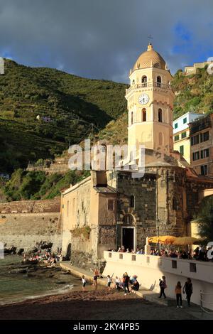 Vernazza, Chiesa di Santa Margherita di Antiochia church, Cinque Terre, Liguria, Italy Stock Photo