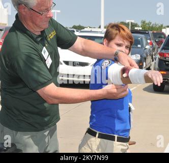 Denton, Texas, Sep. 12, 2013   Douglas Frazier, Community Emergency Response Team (CERT) instructor in Dallas, shows FEMA Region VI employees a technique for splinting an injured arm. The demonstration was part of a National Preparedness Month event held at FEMA Region VI.  .. Photographs Relating to Disasters and Emergency Management Programs, Activities, and Officials Stock Photo