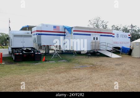 Hurricane Katrina, Plaquemines Parish, LA November 7, 2005 - The National Disaster Medical System (NDMS) set up one of the new, innovative, fully self-contained Mobile Medical Units along Route 23 to treat persons who lost access to medical care when hurricanes Katrina and Rita slammed the area. Stock Photo