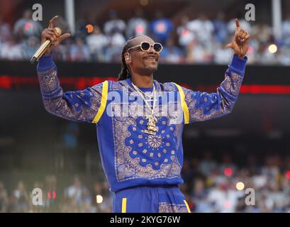 Los Angeles, United States. 13th Feb, 2022. Musicians Dr. Dre (L) and Snoop  Dogg perform in the Pepsi Super Bowl LVI Halftime Show during Super Bowl  LVI between the Cincinnati Bengals and