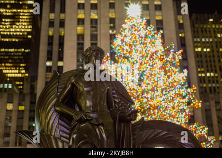 New York, United States. 30th Nov, 2022. A view of the Rockefeller Center Christmas Tree, with Swarovski Star atop, during the 2022 Rockefeller Center Christmas Tree Lighting Ceremony at Rockefeller Center on November 30, 2022 in New York City. (Photo by Deccio Serrano/NurPhoto) Credit: NurPhoto/Alamy Live News Stock Photo