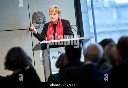 Berlin, Germany. 01st Dec, 2022. Gesine Schwan, President of the Académie de Berlin, speaks at the award ceremony of the 'Prix de l'Académie de Berlin' at the Akademie der Künste to the French writer Y. Reza. The prize is endowed with 10,000 euros. Credit: Britta Pedersen/dpa/Alamy Live News Stock Photo