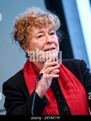 Berlin, Germany. 01st Dec, 2022. Gesine Schwan, President of the Académie de Berlin, speaks at the award ceremony of the 'Prix de l'Académie de Berlin' at the Akademie der Künste to the French writer Y. Reza. The prize is endowed with 10,000 euros. Credit: Britta Pedersen/dpa/Alamy Live News Stock Photo