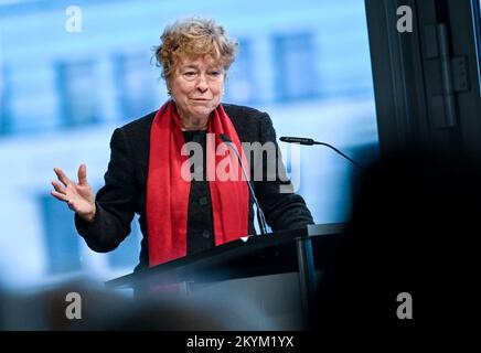 Berlin, Germany. 01st Dec, 2022. Gesine Schwan, President of the Académie de Berlin, speaks at the award ceremony of the 'Prix de l'Académie de Berlin' at the Akademie der Künste to the French writer Y. Reza. The prize is endowed with 10,000 euros. Credit: Britta Pedersen/dpa/Alamy Live News Stock Photo