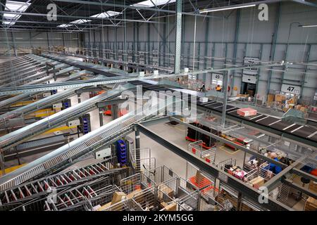 WESTZAAN - Employees of post and parcel delivery company PostNL sort parcels in the parcel sorting centre. This is one of the busiest times of the year leading up to Christmas. ANP BAS CZERWINSKI netherlands out - belgium out Stock Photo