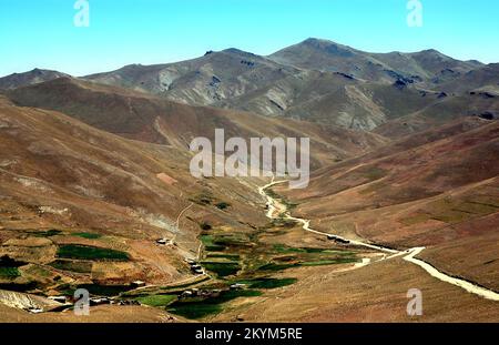 Scenery between Kabul and Bamyan (Bamiyan) in Afghanistan. Dusty road through mountain scenery on the southern route between the two cities. Stock Photo