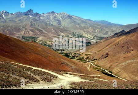 Scenery between Kabul and Bamyan (Bamiyan) in Afghanistan. Dusty road through mountain scenery on the southern route between the two cities. Stock Photo