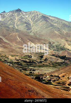 Scenery between Kabul and Bamyan (Bamiyan) in Afghanistan. Dusty road through mountain scenery on the southern route between the two cities. Stock Photo