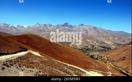 Scenery between Kabul and Bamyan (Bamiyan) in Afghanistan. Dusty road through mountain scenery on the southern route between the two cities. Stock Photo