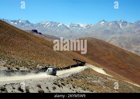 Scenery between Kabul and Bamyan (Bamiyan) in Afghanistan. Dusty road through mountain scenery on the southern route between the two cities. Stock Photo