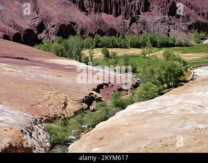 Red, magenta mountain scenery in the Kalu Valley near Bamyan (Bamiyan), Afghanistan. Taken on the southern route between the two cities. Stock Photo