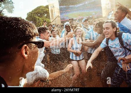 Buenos Aires, Argentina. 30th Nov, 2022. Argentina soccer fans celebrate their team's winning match against Poland at the World Cup, in Buenos Aires. Argentina struck two second-half goals to beat Poland and secure first place in Group C, with the Poles pipping Mexico by goal difference. Credit: SOPA Images Limited/Alamy Live News Stock Photo