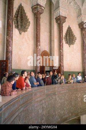 INTERIOR- CORREDOR PARA BAJAR A LA SALA DE LOS BAÑOS DE LA MEZQUITA DE HASSAN II - FOTO AÑOS 00. Location: MEZQUITA DE HASSAN II. CASABLANCA. Stock Photo