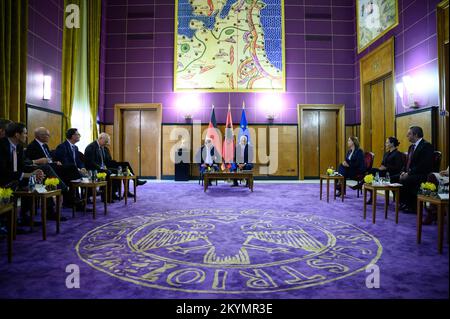 Tirana, Albania. 01st Dec, 2022. German President Frank-Walter Steinmeier (center l) and Edi Rama (center r), Prime Minister of Albania, meet their delegations at the Prime Minister's official residence. President Steinmeier is visiting the countries of northern Macedonia and Albania on his four-day trip to the Balkans. Credit: Bernd von Jutrczenka/dpa/Alamy Live News Stock Photo