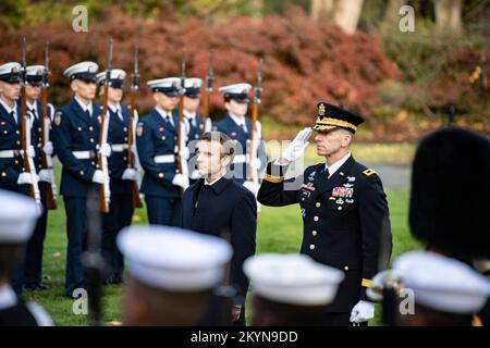 Arlington, United States Of America. 30th Nov, 2022. Arlington, United States of America. 30 November, 2022. French President Emmanuel Macron, left, and U.S. Army Maj. Gen. Allan M. Pepin, 2nd left, render honors during the full honors wreath-laying ceremony at the Tomb of the Unknown Soldier at Arlington National Cemetery, November 30, 2022 in Arlington, Virginia, USA. Credit: Elizabeth Fraser/U.S. Army/Alamy Live News Stock Photo