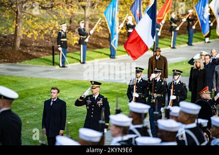 Arlington, United States Of America. 30th Nov, 2022. Arlington, United States of America. 30 November, 2022. French President Emmanuel Macron, left, and U.S. Army Maj. Gen. Allan M. Pepin, 2nd left, render honors during the full honors wreath-laying ceremony at the Tomb of the Unknown Soldier at Arlington National Cemetery, November 30, 2022 in Arlington, Virginia, USA. Credit: Elizabeth Fraser/U.S. Army/Alamy Live News Stock Photo