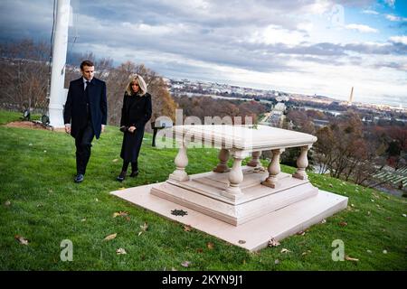 Arlington, United States Of America. 30th Nov, 2022. Arlington, United States of America. 30 November, 2022. French President Emmanuel Macron, right, and First Lady Brigitte Macron view the gravesite of Pierre Charles L'Enfant at Arlington National Cemetery, November 30, 2022 in Arlington, Virginia, USA. L'Enfant was born in Paris in 1754, but left to fight in the American Revolution and later planned the new federal city that became Washington, DC Credit: Elizabeth Fraser/U.S. Army/Alamy Live News Stock Photo