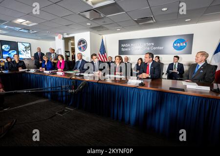 Washington, United States Of America. 30th Nov, 2022. Washington, United States of America. 30 November, 2022. U.S. Vice President Kamala Harris, center, delivers remarks during a meeting with French President Emmanuel Macron, left, and NASA Administrator Bill Nelson, right, for an Earth Science briefing at the NASA Headquarters Mary W. Jackson Building, November 30, 2022 in Washington, DC, USA. Credit: Keegan Barber/NASA/Alamy Live News Stock Photo