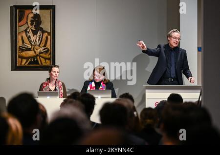 Berlin, Germany. 01st Dec, 2022. Markus Krause leads the auction of the painting 'Self-Portrait yellow-pink' by Max Beckmann at the auction house Villa Grisebach. The work has achieved the record price of 20 million euros. Credit: Britta Pedersen/dpa/Alamy Live News Stock Photo