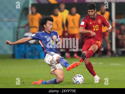 Al Rayyan, Qatar. Daichi Kamada e Kaoru Mitoma do Japão, comemoram a  vitória após a partida entre Alemanha e Japão, pela 1ª rodada do  Grupo E da Copa do Mundo FIFA Qatar