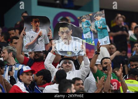 Qatar, 01/12/2022, Feature, fan in traditional Arabic attire holds up photo of Mesut OEZIL (Ozil) (former soccer player). Costa Rica (CRC) - Germany (GER), group phase group E, 3rd matchday, Al-Bayt Stadium in Al-Khor, on December 1st, 2022, Football World Cup 2022 in Qatar from November 20th. - 18.12.2022 Stock Photo