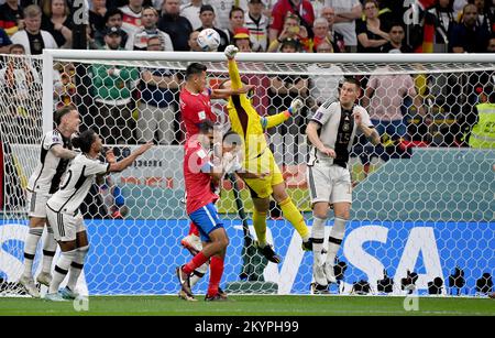 Qatar, 01/12/2022, left to right David RAUM (GER), Serge GNABRY (GER), Oscar DUARTE (CRC), goalwart Manuel NEUER (GER), Niklas SUELE (Sule) (GER), action, duels, parade, goalchance, Costa Rica (CRC) - Germany (GER), group phase Group E, 3rd matchday, Al-Bayt Stadium in Al-Khor, on December 1st, 2022, Football World Cup 2022 in Qatar from November 20th. - 18.12.2022 Stock Photo