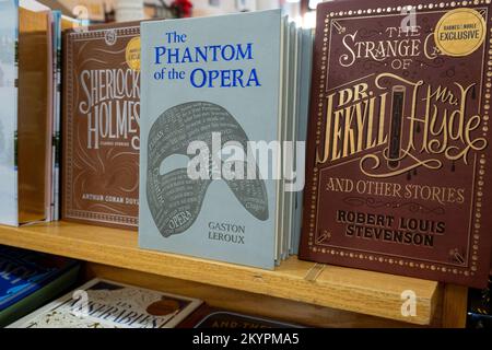 Barnes & Noble booksellers on Union Square has a large selection of merchandise, New York City, USA  2022 Stock Photo