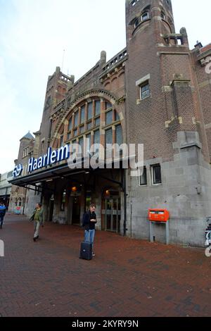 The front entrance to Haarlem staion, the only Art Nouveau station in the Netherlands, Haarlem Station, Netherlands Stock Photo