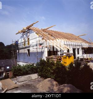 The carpenters, here on 30.7.1992 in Iserlohn, are the last craftsmen to work on the shell of the building, Germany, Europe Stock Photo