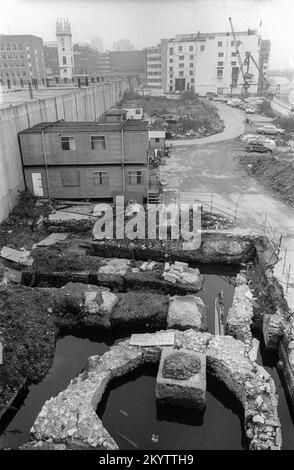 Late 1970s or early 1980s photograph of excavations of Baynard's Castle beside the River Thames at Blackfriars.  Shows the south-east corner tower of the castle.  The site is now beneath the modern Baynard House and City of London School buildings. Stock Photo