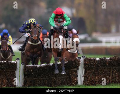 Henri The Second ridden by Harry Cobden on their way to winning the Ballymore Winter Novices' Hurdle during day one of The Betfair Tingle Creek Festival at Sandown Park Racecourse, Esher. Picture date: Friday December 2, 2022. Stock Photo