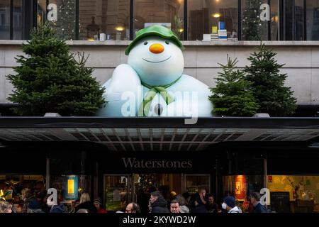 London, UK.  2 December 2022.  People pass Waterstones bookshop in Piccadilly whose exterior has been decorated for Christmas with The Snowman character from British author Raymond Briggs’ book.   Raymond Briggs died in August of this year aged 88.  Credit: Stephen Chung / Alamy Live News Stock Photo