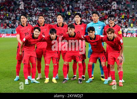 South Korea's Kim Young-gwon (top left), Jung Woo-young, Kwon Kyung-won, Cho Gue-sung, goalkeeper Kim Seung-gyu, Son Heung-min, Lee Kang-in, Kim Moon-hwan, Lee Jae-sung, Hwang In-beom and Kim Jin-su line up on the pitch for a team photo ahead of the FIFA World Cup Group H match at the Education City Stadium in Al-Rayyan, Qatar. Picture date: Friday December 2, 2022. Stock Photo