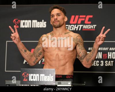 ORLANDO, FL, ORLANDO, FL, USA. 2nd Dec, 2022. ORLANDO, FL - December 2: Eryk Anders steps on the scale for the official weigh-ins at Grand Hyatt for UFC Orlando - Thompson vs Holland on December 2, 2022 in ORLANDO, FL, United States. (Credit Image: © Louis Grasse/PX Imagens via ZUMA Press Wire) Credit: ZUMA Press, Inc./Alamy Live News Stock Photo