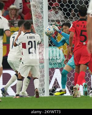 Doha, Qatar. 02nd Dec, 2022. 12/02/2022, Education City Stadium, Doha, QAT, World Cup FIFA 2022, Group H, South Korea vs Portugal, in the picture Portugal's forward Cristiano Ronaldo, South Korea's goalkeeper Kim Seung-gyu Credit: dpa picture alliance/Alamy Live News Stock Photo