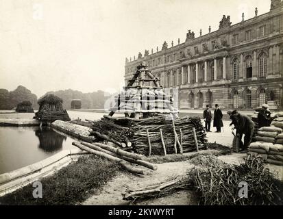 France The protection of the monuments of Paris during the war, Palace of Versailles - By  Ménanteau, Godefroy,  in 1914- 1918 Stock Photo