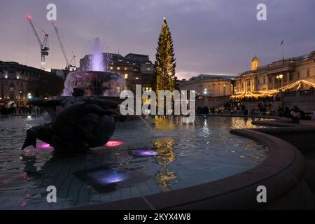 Trafalgar Square, London, UK. 2nd Dec 2022.  The Trafalgar Square Christmas Tree, given by the people of Oslo Norway each year since 1947. Credit: Matthew Chattle/Alamy Live News Stock Photo