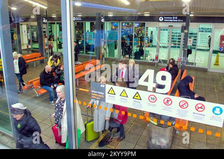 Glasgow Buchanan street bus station stance 49 for Edinburgh bus 900 950 bus queue Stock Photo