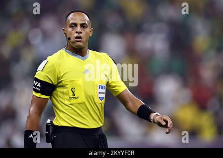 Qatar. 02nd Dec, 2022. LUSAIL CITY - Referee Ismail Elfath during the FIFA World Cup Qatar 2022 group G match between Cameroon and Brazil at Lusail Stadium on December 2, 2022 in Lusail City, Qatar. AP | Dutch Height | MAURICE OF STONE Credit: ANP/Alamy Live News Stock Photo