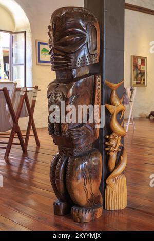 Traditional Polynesian wood carvings in an art gallery in Avarua, Rarotonga, Cook Islands Stock Photo