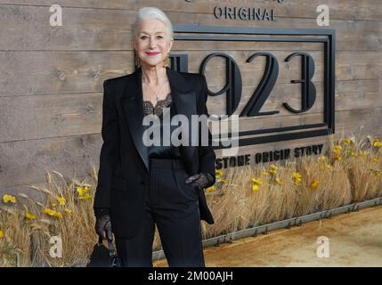 Los Angeles, USA. 02nd Dec, 2022. Helen Mirren arrives at the Paramount 's 1923 Premiere held at the Hollywood American Legion in Hollywood, CA on Friday, ?December 2, 2022. (Photo By Sthanlee B. Mirador/Sipa USA) Credit: Sipa USA/Alamy Live News Stock Photo