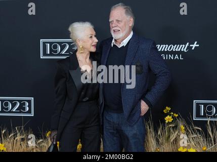 Los Angeles, USA. 02nd Dec, 2022. (L-R) Helen Mirren and Taylor Hackford arrives at the Paramount 's 1923 Premiere held at the Hollywood American Legion in Hollywood, CA on Friday, ?December 2, 2022. (Photo By Sthanlee B. Mirador/Sipa USA) Credit: Sipa USA/Alamy Live News Stock Photo