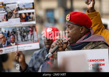 Ugandan exiles protesting outside Uganda High Commission in London. The demonstration was against the government of Uganda, which has been led Preside Stock Photo