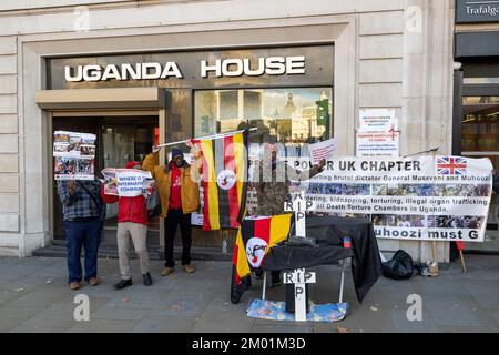 Ugandan exiles protesting outside Uganda High Commission in London. The demonstration was against the government of Uganda, which has been led Preside Stock Photo