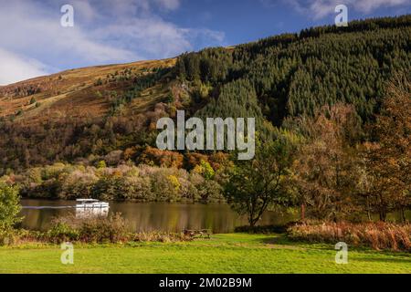 Boat on Loch Oich in the Great Glen in the highlands of Scotland Stock Photo