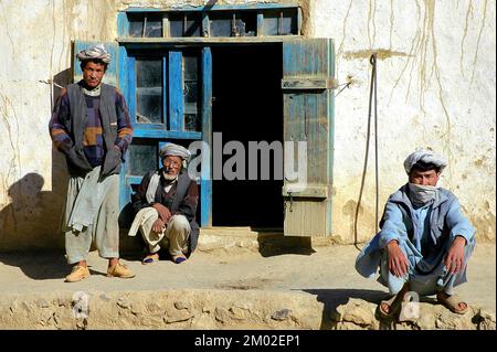 Syadara (Siyah Darah), Bamyan (Bamiyan) Province / Afghanistan: Three Afghan men with turbans outside a house in central Afghanistan. Stock Photo