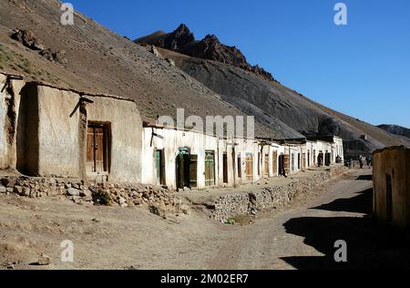 The main street of Syadara (Siyah Darah) in Bamyan (Bamiyan) Province, Afghanistan. Dirt road with houses in a village in Central Afghanistan. Stock Photo